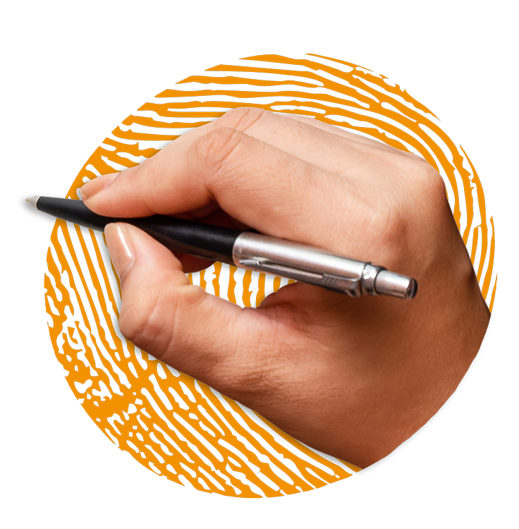 Eine Hand, die einen Kugelschreiber hält.